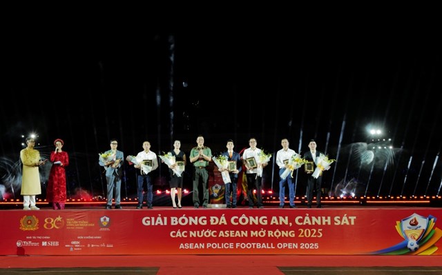 Thể thao gắn kết – Văn h&#243;a tỏa s&#225;ng: Lễ khai mạc Giải b&#243;ng đ&#225; C&#244;ng an, Cảnh s&#225;t c&#225;c nước ASEAN mở rộng 2025 g&#226;y ấn tượng mạnh - Ảnh 8