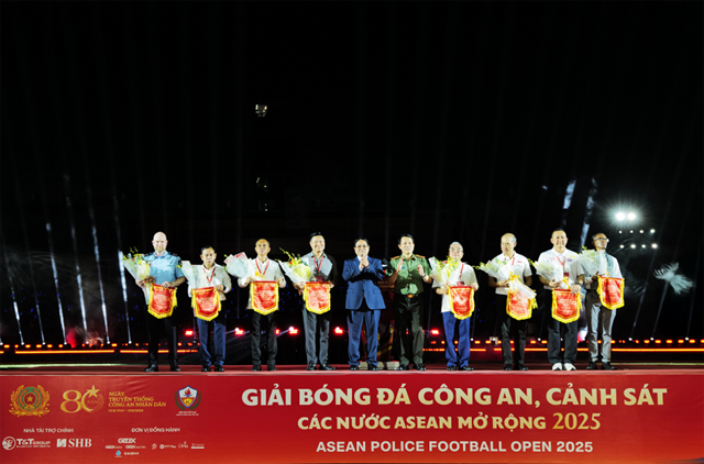 Thể thao gắn kết – Văn h&#243;a tỏa s&#225;ng: Lễ khai mạc Giải b&#243;ng đ&#225; C&#244;ng an, Cảnh s&#225;t c&#225;c nước ASEAN mở rộng 2025 g&#226;y ấn tượng mạnh - Ảnh 3