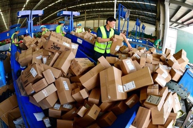 Thu thuế VAT tự động với h&agrave;ng nhập chuyển ph&aacute;t nhanh dưới 1 triệu đồng từ 1/8. (Ảnh minh họa)