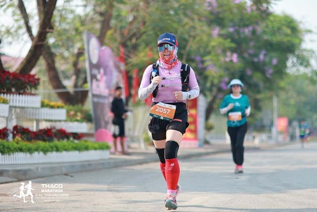 Chị Trương Nguyệt &Aacute;nh - Ban Quản l&yacute; hợp đồng dầu kh&iacute; tr&ecirc;n đường chạy cự ly 21km