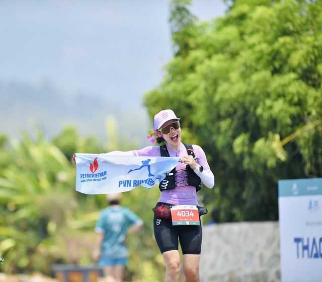 Vận động vi&ecirc;n Th&uacute;y Trinh - Ban Tổng hợp tr&ecirc;n đường chạy cự ly 42km