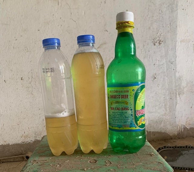 Một chai bia Cao Bằng thể t&iacute;ch tr&ecirc;n nh&atilde;n 1 l&iacute;t được chắt sang 2 chai 500ml.