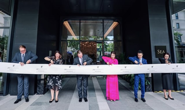 Đại diện Masterise Homes v&agrave; Marriott International tiến h&agrave;nh nghi thức cắt băng khai trương Khu căn hộ h&agrave;ng hiệu JW Marriott Grand Marina Saigon tại t&ograve;a Sea.