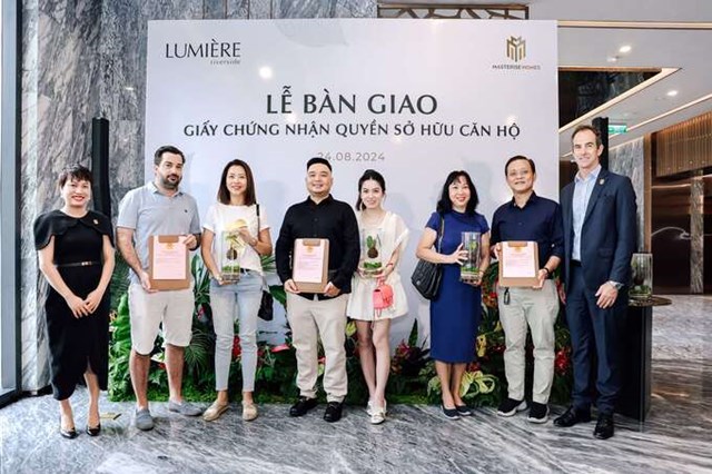 Những cư d&acirc;n đầu ti&ecirc;n ở LUMI&Egrave;RE riverside nhận sổ hồng.