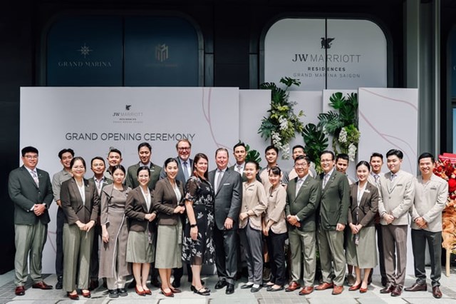 Ban l&atilde;nh đạo Marriott International c&ugrave;ng đội ngũ nh&acirc;n vi&ecirc;n JW Marriott tại t&ograve;a Sea.