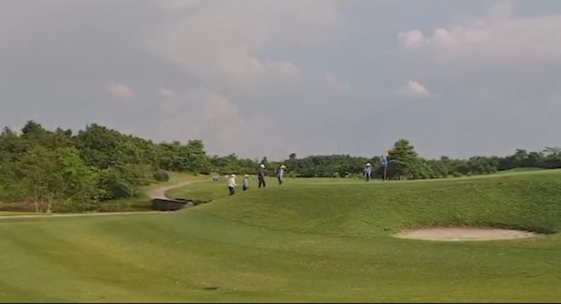 S&acirc;n Golf Sky Lake vẫn mở cửa đ&oacute;n kh&aacute;ch bất chấp việc UBND TP H&agrave; Nội y&ecirc;u cầu dừng c&aacute;c hoạt động thể thao ngo&agrave;i trời.