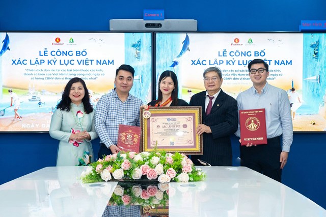 Đại diện Tổ chức Kỷ lục Việt Nam trao x&aacute;c nhận kỷ lục từ chiến dịch &ldquo;C&ugrave;ng h&agrave;nh động v&igrave; biển xanh&rdquo; cho đại diện Quỹ V&igrave; tương lai xanh ng&agrave;y 17/6/2025.