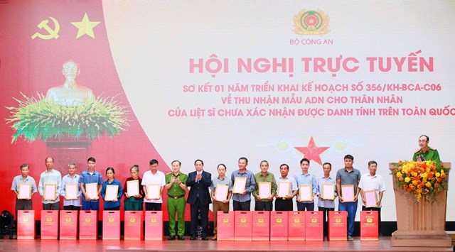 Bộ C&ocirc;ng an c&ocirc;ng bố kết quả triển khai Ng&acirc;n h&agrave;ng Gen Liệt sĩ v&agrave; trao kết quả x&aacute;c định danh t&iacute;nh liệt sĩ cho c&aacute;c th&acirc;n nh&acirc;n (Ảnh: GeneStory).