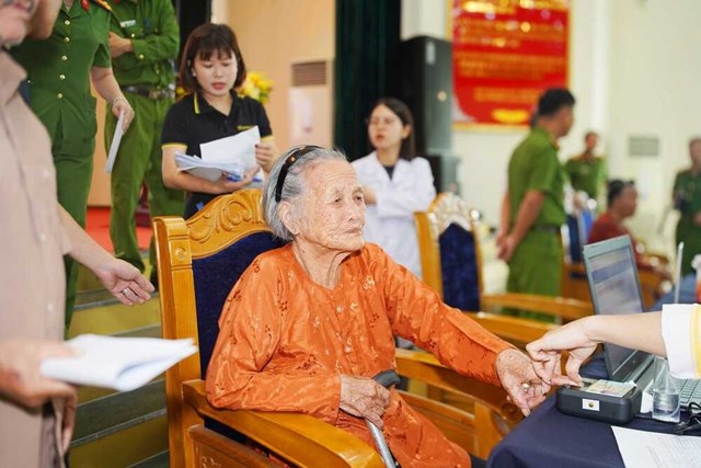 Kỹ thuật vi&ecirc;n của GeneStory triển khai lấy mẫu ADN tại địa phương sinh sống của từng th&acirc;n nh&acirc;n liệt sĩ (Ảnh: GeneStory).