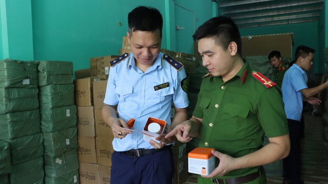 Bắc Ninh: Ph&#225;t hiện kho chứa 20 tấn nước hoa, mỹ phẩm nh&#227;n hiệu nổi tiếng nghi giả - Ảnh 1