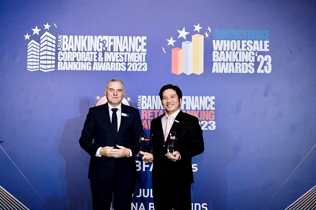 Đại diện Nam A Bank nhận giải thưởng từ ABF