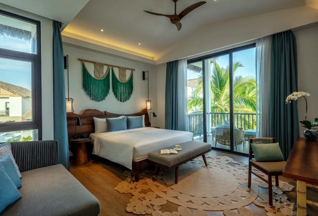 B&ecirc;n trong villa New World Phu Quoc Resort được b&agrave;i tr&iacute; thanh nh&atilde;.