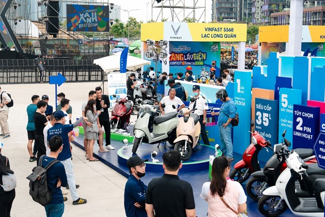 Kh&aacute;ch h&agrave;ng quan t&acirc;m tới c&aacute;c d&ograve;ng xe m&aacute;y điện VinFast trưng b&agrave;y tại sự kiện.