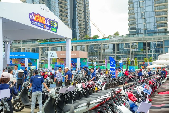 Khu vực gian h&agrave;ng &ldquo;Đổi xăng lấy điện&rdquo; tại sự kiện &ldquo;VinFast Xanh Fest Icon&rdquo; lu&ocirc;n c&oacute; đ&ocirc;ng đảo người d&acirc;n gh&eacute; thăm.