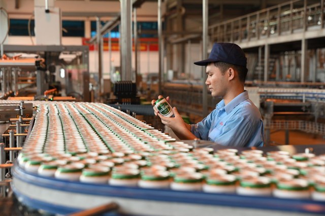 Sabeco cho biết, doanh thu trong qu&yacute; sụt giảm do sản lượng ti&ecirc;u thụ giảm, đồng thời bị ảnh hưởng bởi việc hợp nhất Tập đo&agrave;n Bia B&igrave;nh T&acirc;y (Sabibeco) từ c&ocirc;ng ty li&ecirc;n kết trở th&agrave;nh c&ocirc;ng ty con trong năm nay. &nbsp;