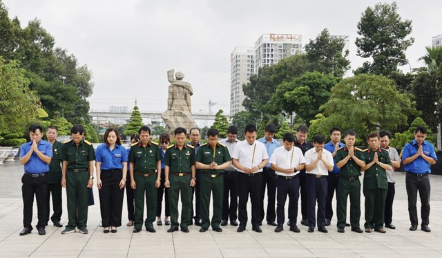 Đồng ch&iacute; Nguyễn Xu&acirc;n H&ograve;a - B&iacute; thư Đảng ủy, Chủ tịch HĐQT c&ugrave;ng tập thể Ban l&atilde;nh đạo, c&aacute;c tổ chức đo&agrave;n thể d&acirc;ng hương tại Nghĩa trang Liệt sỹ TP. HCM. &nbsp;