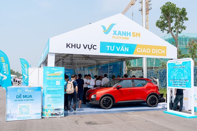 Nhiều kh&aacute;ch h&agrave;ng đ&atilde; c&oacute; mặt từ sớm để t&igrave;m hiểu về chương tr&igrave;nh &ldquo;thu xăng &ndash; đổi điện&rdquo; chuy&ecirc;n biệt cho t&agrave;i xế dịch vụ.