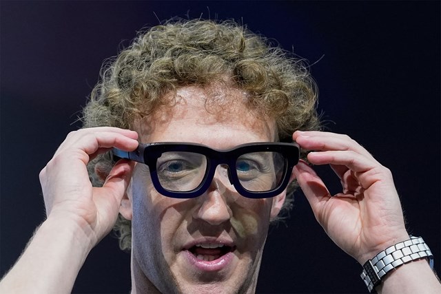 CEO Meta Mark Zuckerberg đeo k&iacute;nh AR Orion tại hội nghị Meta Connect. Ảnh: AP