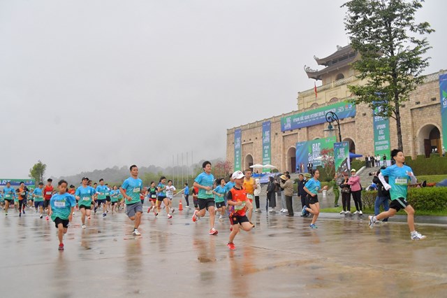 VPBank Bac Giang International Marathon 2023: 2.000 VĐV ho&#224;n th&#224;nh &#39;Bước chạy tới đỉnh thi&#234;ng&#39; - Ảnh 2