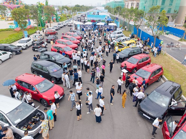 &nbsp;Sự kiện b&agrave;n giao VinFast Limo Green thu h&uacute;t sự quan t&acirc;m của đ&ocirc;ng đảo người d&acirc;n, kh&aacute;ch h&agrave;ng. Cũng tại Vinhomes Global Gate (H&agrave; Nội), sự kiện Ng&agrave;y hội Xanh - Thu xe xăng, l&ecirc;n đời xe xanh diễn ra đều đặn v&agrave;o 3 ng&agrave;y cuối tuần từ nay đến hết th&aacute;ng 10 tạo cơ hội kh&aacute;ch h&agrave;ng đến định gi&aacute;, b&aacute;n xe xăng cũ v&agrave; l&ecirc;n đời xe điện mới.
