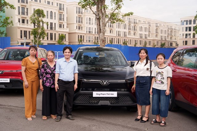 Kh&aacute;ch h&agrave;ng Phạm Thế Văn c&ugrave;ng gia đ&igrave;nh di chuyển từ L&agrave;o Cai về H&agrave; Nội để tham dự lễ b&agrave;n giao xe Limo Green.