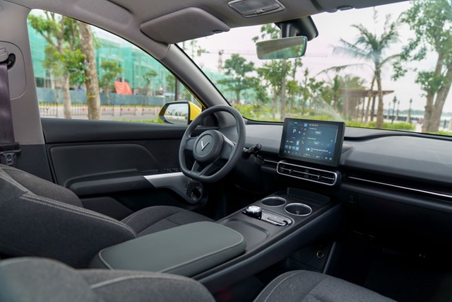 Kh&ocirc;ng gian nội thất tinh tế, hiện đại của VinFast Limo Green.