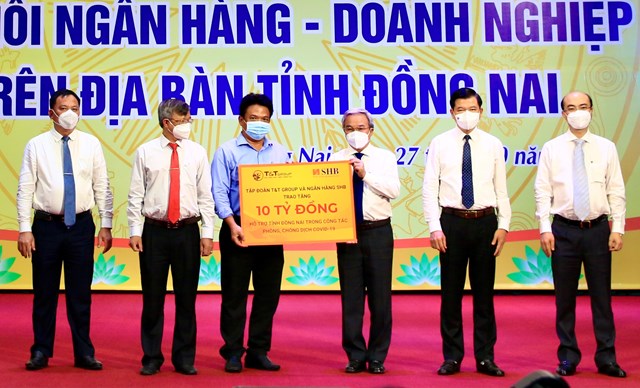 Đại diện Tập đo&agrave;n T&amp;T Group v&agrave; Ng&acirc;n h&agrave;ng SHB trao tặng Quỹ ph&ograve;ng, chống dịch Covid-19 tỉnh Đồng Nai 10 tỷ đồng.