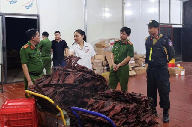 Từ năm 2020 đến nay, chủ doanh nghiệp đ&atilde; sử dụng hơn 1.000 tấn thịt đ&ocirc;ng lạnh để sản xuất khoảng 400 tấn thịt sấy kh&ocirc;.