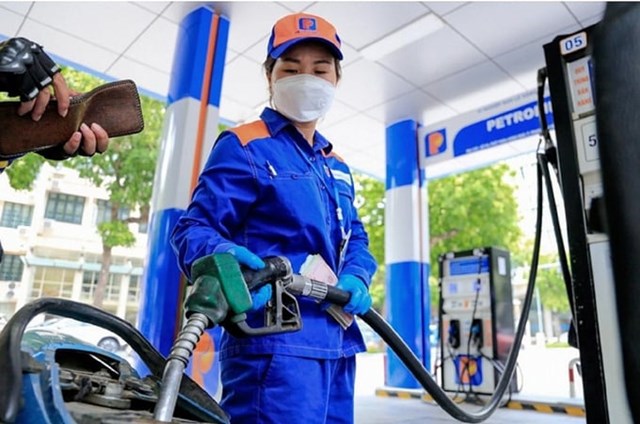 Gi&#225; xăng, dầu được dự b&#225;o giảm mạnh v&#224;o ng&#224;y mai - Ảnh 1