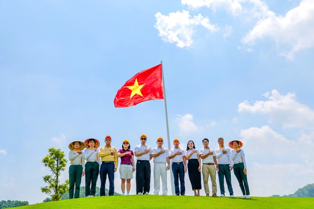 L&#234; Thanh H&#242;a đưa biểu tượng văn h&#243;a Văn Lang v&#224;o thiết kế đồng phục ri&#234;ng cho Văn Lang Empire T&amp;T Golf Club - Ảnh 1