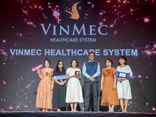Đại diện Hệ thống Y tế Vinmec nhận Most Caring Company Awards&nbsp; tại Lễ trao giải HR Asia Awards 2025