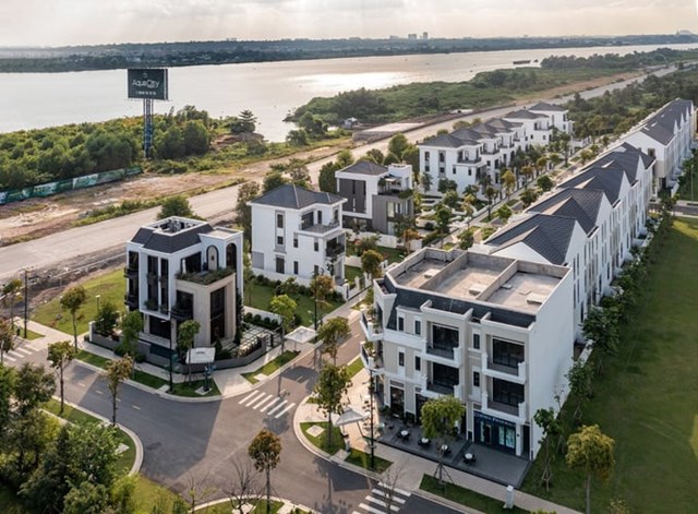 Điển h&igrave;nh nhất cho g&aacute;nh nặng n&agrave;y l&agrave;&nbsp;Novaland&nbsp;(NVL). D&ugrave; gi&aacute; trị tồn kho chỉ tăng nhẹ 2,4% so với đầu năm, song con số tồn kho l&ecirc;n tới 150.113 tỷ đồng (chiếm hơn 60% tổng t&agrave;i sản) vẫn thực sự l&agrave; một th&aacute;ch thức lớn đối với doanh nghiệp bất động sản.