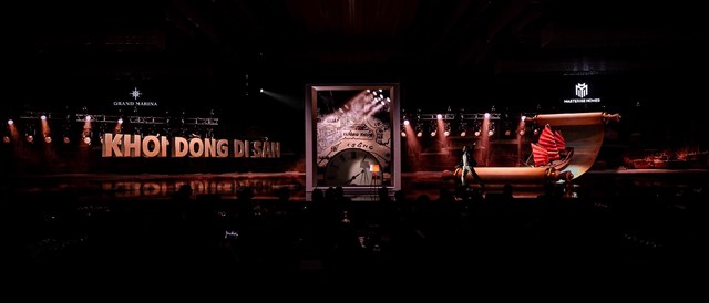 Tiết mục m&uacute;a "Khơi d&ograve;ng di sản" kết hợp c&ugrave;ng thước phim t&aacute;i hiện d&ograve;ng chảy lịch sử, được kể lại một c&aacute;ch sống động bằng sự h&ograve;a quyện giữa nghệ thuật v&agrave; c&ocirc;ng nghệ