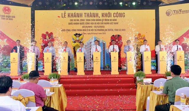 C&aacute;c đại biểu thực hiện nghi lễ khởi c&ocirc;ng c&ocirc;ng tr&igrave;nh nh&agrave; ở x&atilde; hội tại phường An Xuy&ecirc;n, tỉnh C&agrave; Mau