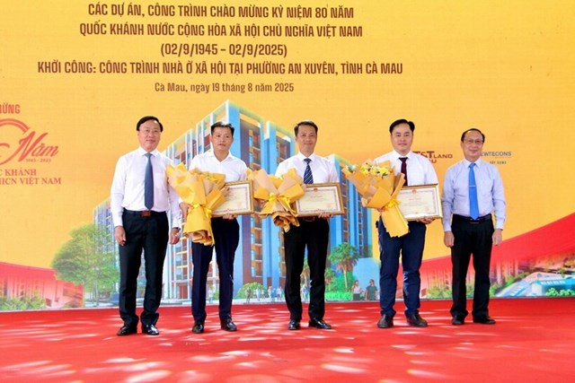 L&atilde;nh đạo tỉnh C&agrave; Mau trao Bằng khen cho c&aacute;c tập thể v&agrave; c&aacute; nh&acirc;n đ&atilde; c&oacute; đ&oacute;ng g&oacute;p t&iacute;ch cực trong việc triển khai chương tr&igrave;nh nh&agrave; ở x&atilde; hội tại địa phương