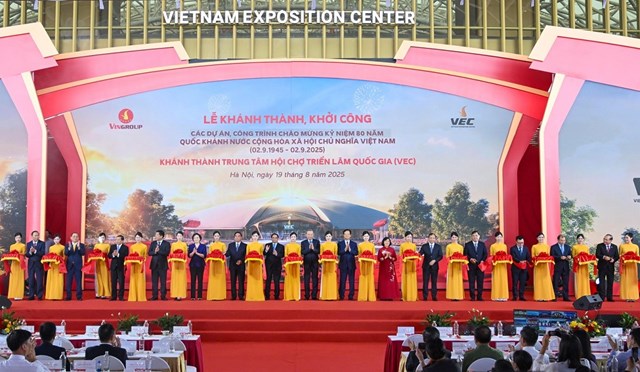Tổng B&iacute; thư, Thủ tướng Ch&iacute;nh phủ v&agrave; c&aacute;c đại biểu cắt băng kh&aacute;nh th&agrave;nh Trung t&acirc;m Hội chợ Triển l&atilde;m Quốc gia - c&ocirc;ng tr&igrave;nh trọng điểm quốc gia