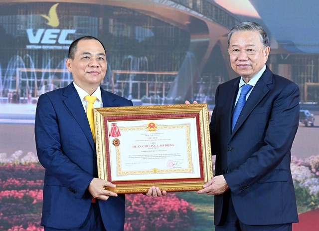 Tổng B&iacute; thư T&ocirc; L&acirc;m thay mặt l&atilde;nh đạo Đảng, Nh&agrave; nước trao tặng Hu&acirc;n chương Lao động hạng Nhất cho &ocirc;ng Phạm Nhật Vượng - Chủ tịch Tập đo&agrave;n Vingroup v&igrave; th&agrave;nh t&iacute;ch đặc biệt xuất sắc của Tập đo&agrave;n tại Trung t&acirc;m Hội chợ Triển l&atilde;m Quốc gia.