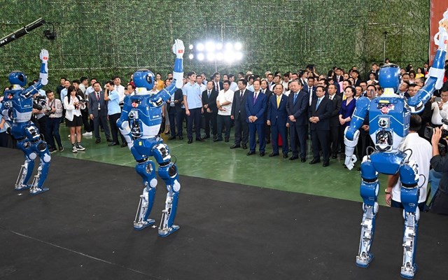 C&aacute;c L&atilde;nh đạo Đảng, Nh&agrave; nước v&agrave; Ch&iacute;nh phủ xem m&agrave;n đồng diễn robot của VinMotion (th&agrave;nh vi&ecirc;n Tập đo&agrave;n Vingroup) tại lễ kh&aacute;nh th&agrave;nh Trung t&acirc;m Hội chợ Triển l&atilde;m Quốc gia.