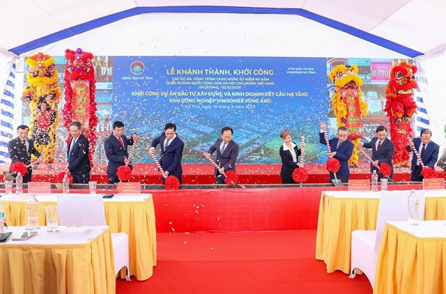 C&ugrave;ng thời điểm, khu c&ocirc;ng nghiệp Vinhomes Vũng &Aacute;ng, quy m&ocirc; gần 965 ha cũng được khởi c&ocirc;ng.