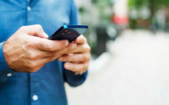 Người d&ugrave;ng smartphone n&ecirc;n thận trọng với việc qu&eacute;t QR code, đặc biệt lưu &yacute; với c&aacute;c&nbsp;nguồn kh&ocirc;ng đ&aacute;ng tin cậy. Ảnh:&nbsp;yahoo