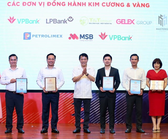 Ph&oacute; Chủ tịch HĐQT T&amp;T Group Đỗ Vinh Quang&nbsp;(thứ ba từ phải sang)&nbsp;nhận bảng danh vị nh&agrave; đồng h&agrave;nh Kim Cương từ Hiệp hội thể thao CAND