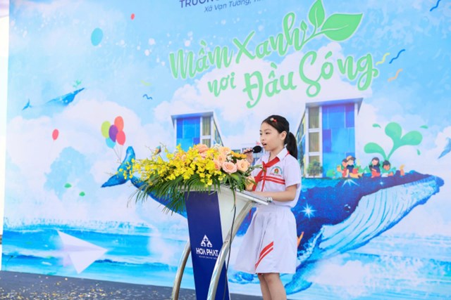Em Nguyễn Thi&ecirc;n Lam, học sinh lớp 5B thay mặt học sinh to&agrave;n trường b&agrave;y tỏ, đ&acirc;y kh&ocirc;ng chỉ l&agrave; nơi học tập m&agrave; c&ograve;n l&agrave; nơi ươm mầm những ước mơ