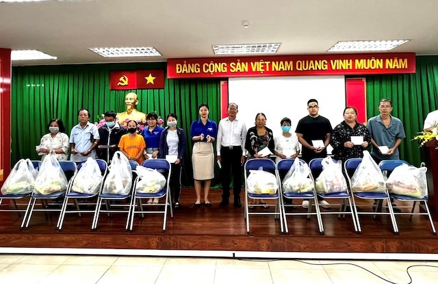 Trao qu&agrave; cho c&aacute;c hộ kh&oacute; khăn tr&ecirc;n địa b&agrave;n phường Đa Kao, quận 1, TP.&nbsp;HCM &nbsp;