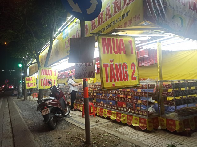 Một cửa h&agrave;ng tr&ecirc;n đường Phạm Văn Đồng tung khuyến m&atilde;i cực lớn "mua 1 tặng 2" để thu h&uacute;t kh&aacute;ch.