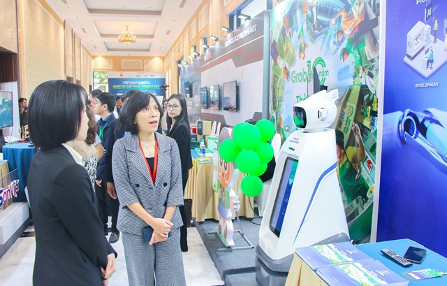 B&agrave; Lại Việt Anh - Ph&oacute; Cục trưởng Cục Thương mại v&agrave; Kinh tế số tham quan gian h&agrave;ng của THACO INDUSTRIES.