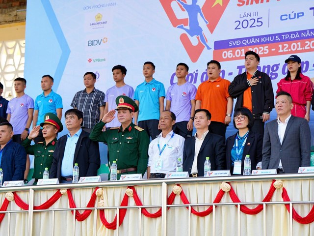 Đại diện THACO, &ocirc;ng Văn C&ocirc;ng Minh Khoa - Tổng Gi&aacute;m đốc THACO AUTO Đ&agrave; Nẵng (h&agrave;ng dưới, thứ 3 từ phải qua) tham dự lễ khai mạc v&ograve;ng loại khu vực Duy&ecirc;n hải miền Trung tại Đ&agrave; Nẵng v&agrave;o ng&agrave;y 6/1.