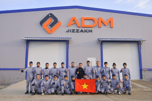 Đo&agrave;n nh&acirc;n sự nh&agrave; m&aacute;y THACO KIA tham gia gi&aacute;m s&aacute;t sản xuất xe Kia tại c&ocirc;ng ty ADM.