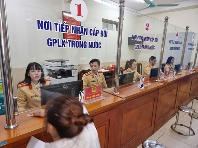 Giảm thời gian cấp bằng l&#225;i xe xuống 4,5 ng&#224;y, giảm 30% ph&#237;, lệ ph&#237; đăng k&#253; xe - Ảnh 1
