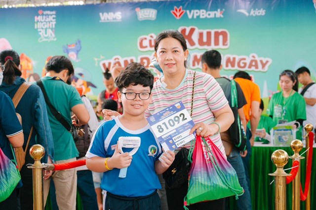 C&aacute;c em nhỏ c&ugrave;ng phụ huynh vui mừng chờ đ&oacute;n đường chạy KUN Happy Run Can Tho Music Night