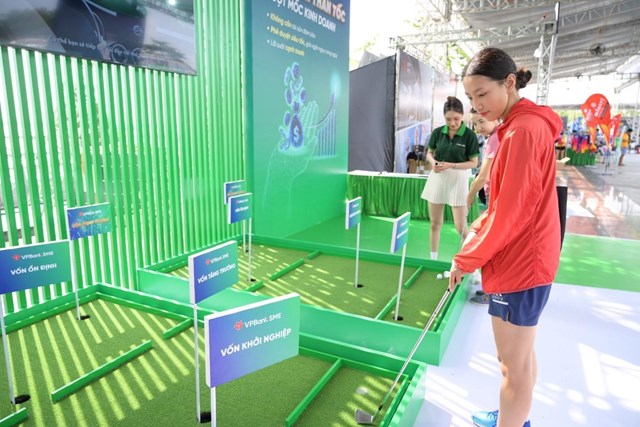 Nhiều runner trải nghiệm game thể thao tại khu vực Expo